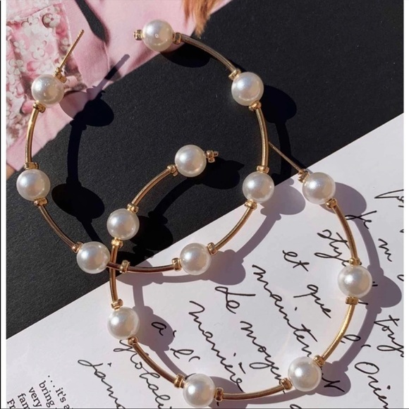 ZARA LARGE FAUX PEARL GOLD CUFF HOOP EARRINGS - Picture 4 of 6